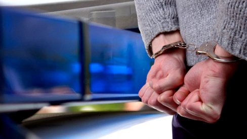 U STANU MARIHUANA I DROBILICA: Uhapšen Novosađanin osumnjičen za trgovinu drogom