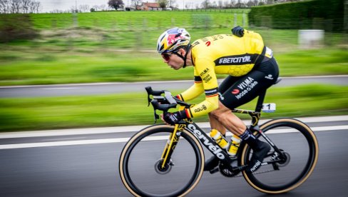 VAN ART OPERISAN POSLE PADA TOKOM TRKE: Belgijski biciklista zadobio prelom grudne kosti, ključne kosti i rebra
